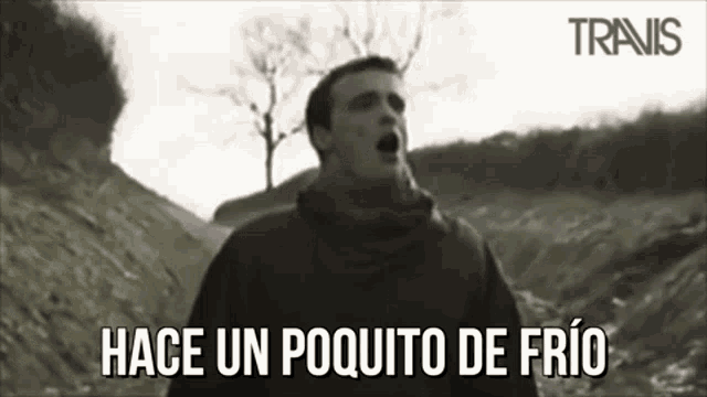 a black and white photo of a man with the words hace un poquito de frio in the bottom right corner