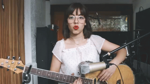 Nerviosa Ale Aguirre GIF - Nerviosa Ale Aguirre Ojos Color Sol Cover GIFs