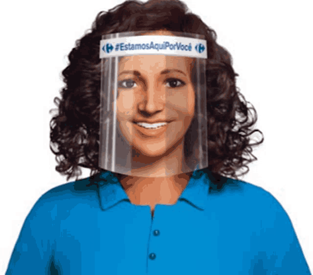 a woman wearing a face shield with the hashtag #estamos aquiporvoce on it