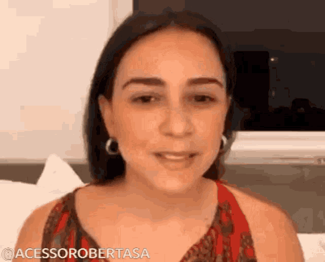 a close up of a woman 's face with the words " @acessorobertasa " below her