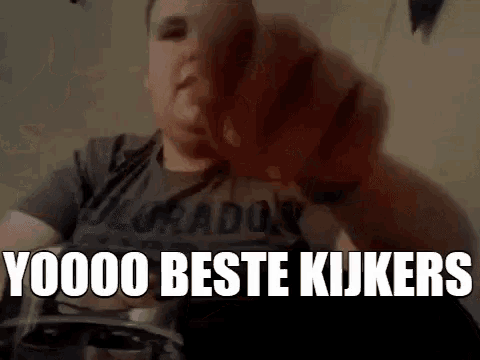 a man in a gray shirt is pointing at the camera with the words yoooo beste kijkers .