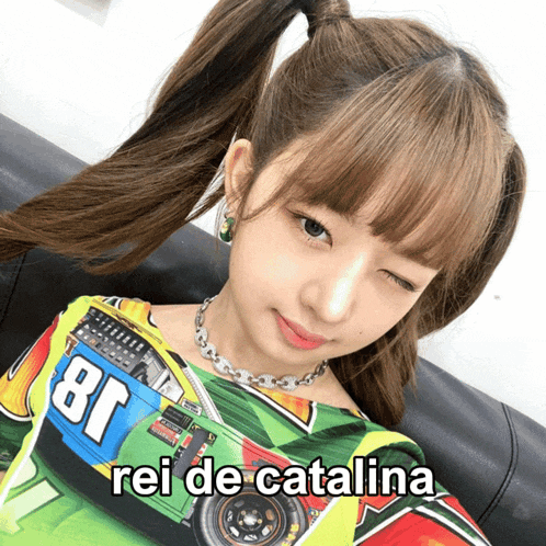 a girl is wearing a shirt with a race car on it and the words rei de catalina on the bottom