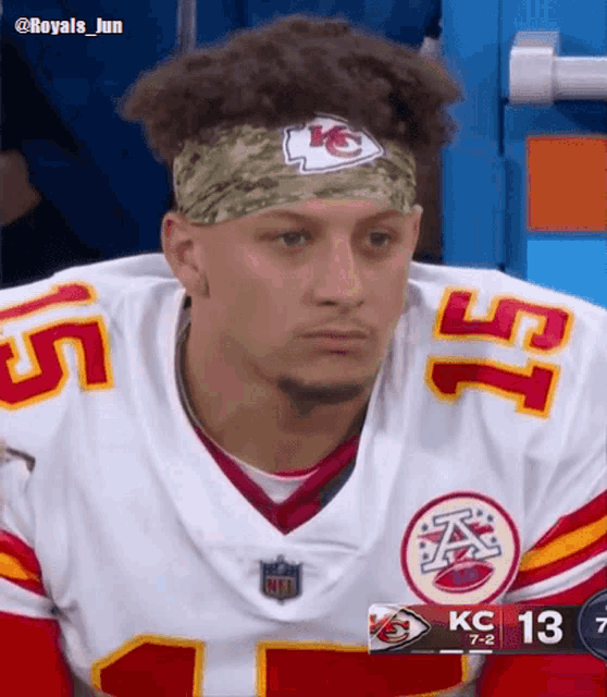 a football player wearing a headband with the letters kc on it