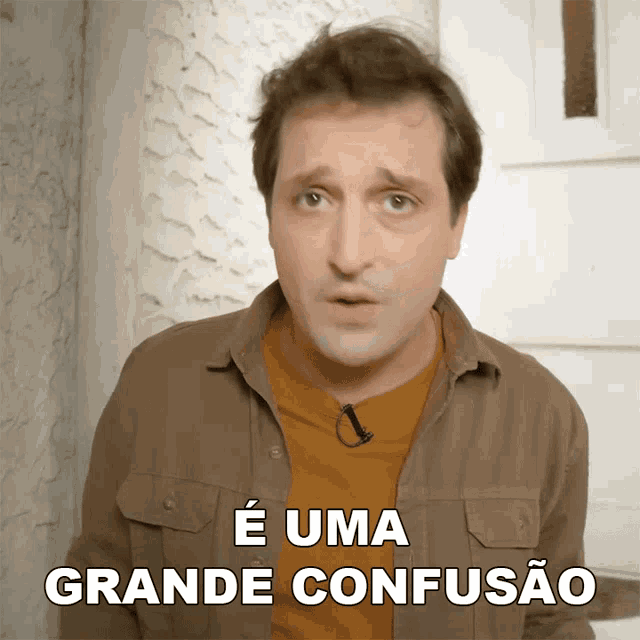 a man with a microphone in his mouth says e uma grande confusao