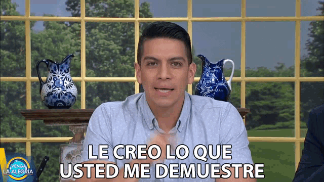a man says " le creo lo que usted me demuestra " in front of a window