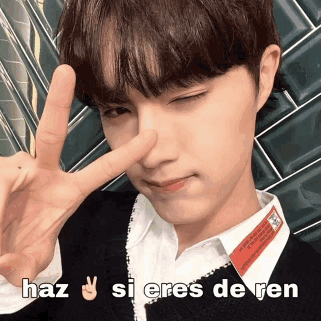 a young man giving a peace sign with the words haz si eres de ren below him