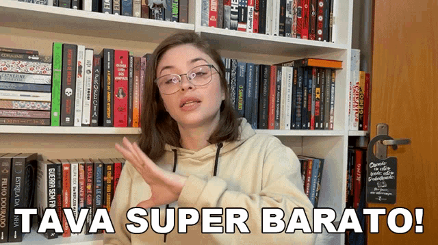 a woman standing in front of a bookshelf with the words tava super barato written below her
