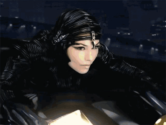 a woman in a black outfit has a headband with the word geox on it