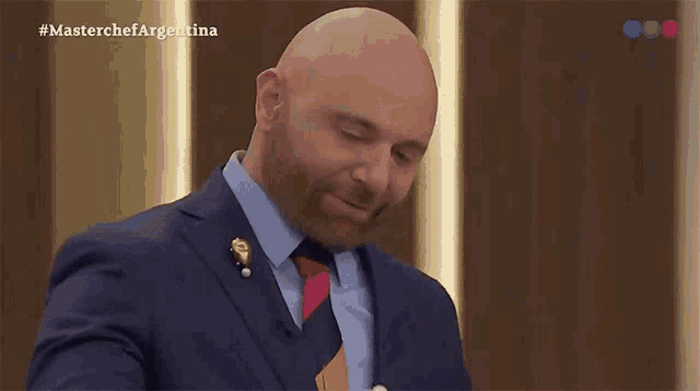a man in a suit and tie is on a television show called master chef argentina