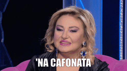 a woman is sitting on a pink couch and the words na cafonata are above her