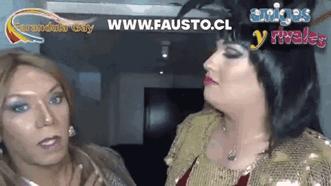 two women are standing next to each other with the website www.fausto.cl in the corner