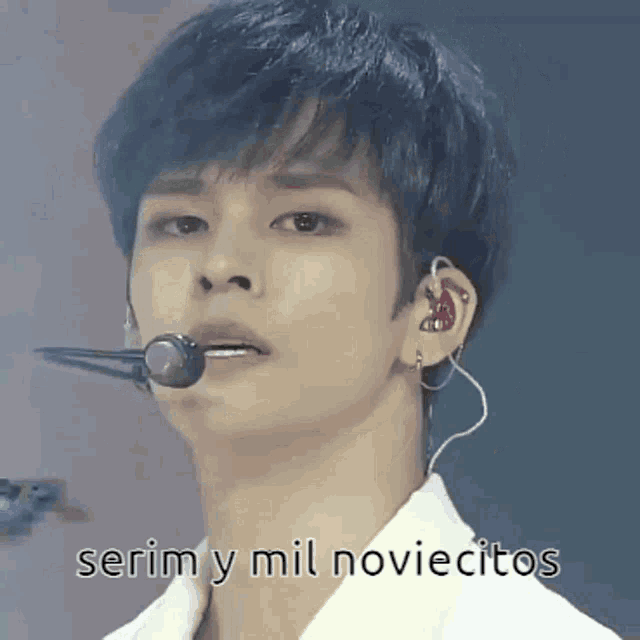 a young man with a microphone in his mouth and the words " serim y mil noviecitos " written below him
