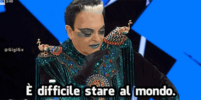 a man with a peacock on his shoulder and the words e difficile stare al mondo below him
