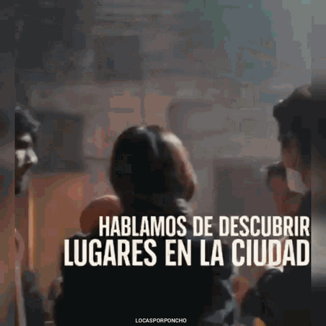 a group of people standing in front of a building with the words " hablamos de descubrir lugares en la ciudad "