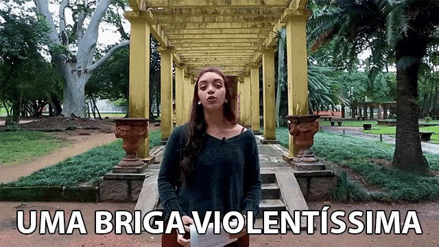 a woman stands in front of a pergola with the words uma briga violentissima below her