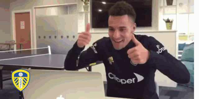 a man giving a thumbs up in front of a laptop that says cliper