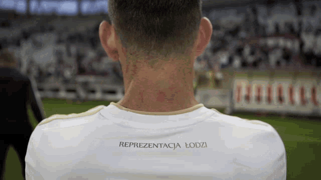 the back of a man 's shirt says reprezentacja lodz
