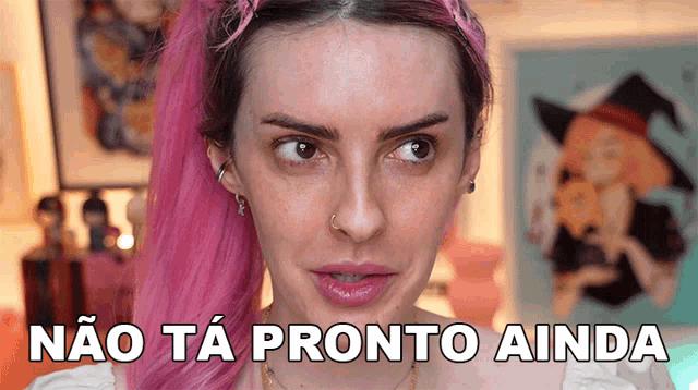 a woman with pink hair has the words não ta pronto ainda above her