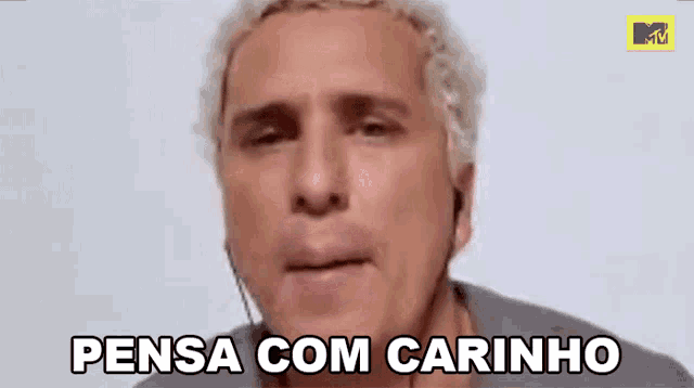 a close up of a man 's face with the words pensa com carinho below it