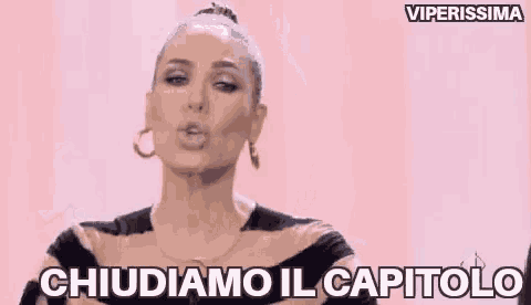 a woman is making a funny face and saying `` chiudiamo il capitolo '' in italian .