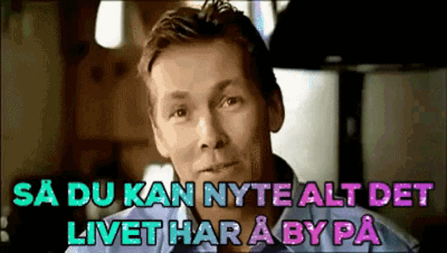 a man in a blue shirt with the words " sa du kan nye alt det livet har a by pa " above him