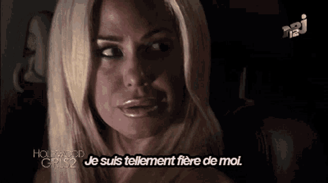 a blonde woman says je suis tellement fiere de moi on a tv screen