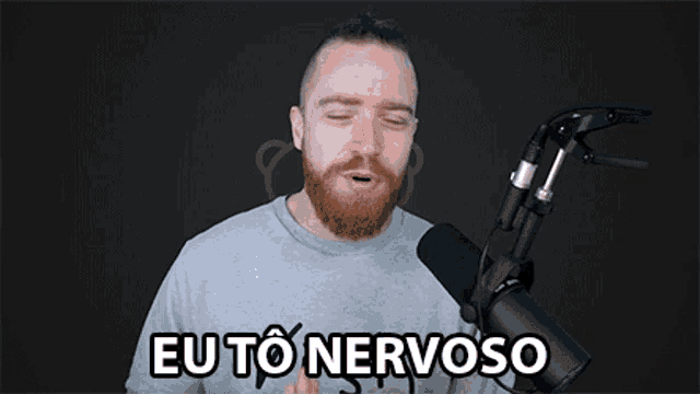 a man with a beard is standing in front of a microphone and the words eu to nervoso are above him