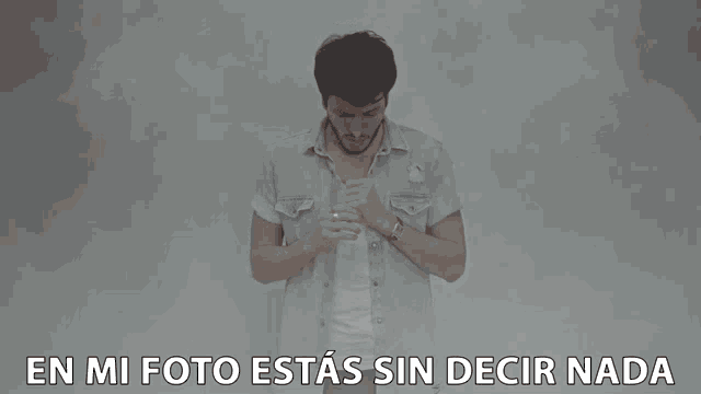 a man in a denim shirt with the words en mi foto estas sin decir nada on the bottom