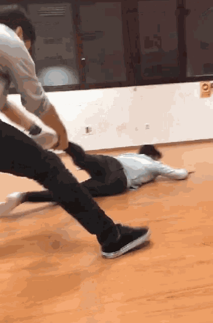 a person laying on the floor with a yellow sign on the wall that says ' o '