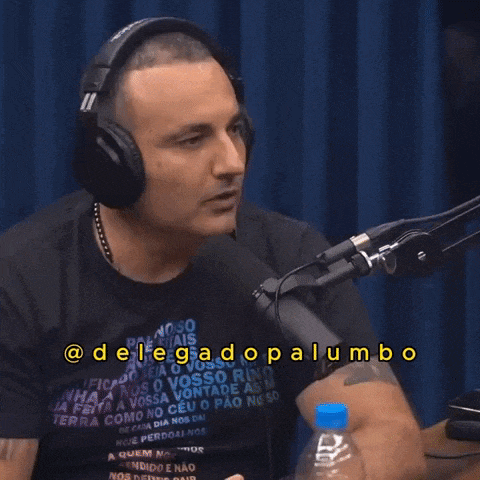 a man wearing headphones is talking into a microphone and the caption says isso ai me irrita