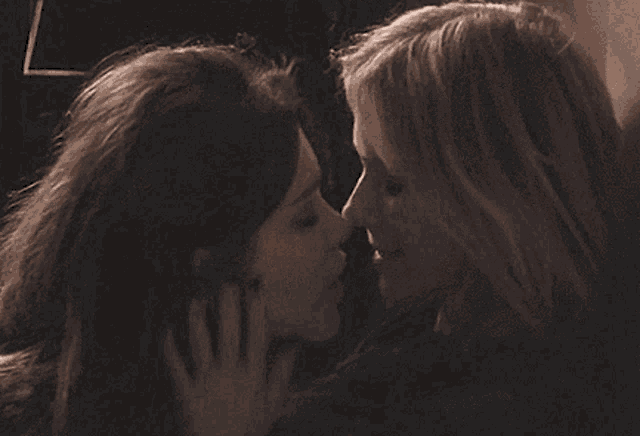 Kiss Lesbian GIF - Kiss Lesbian Couple GIFs