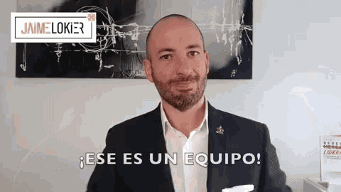 a man in a suit and white shirt says " ese es un equipo "