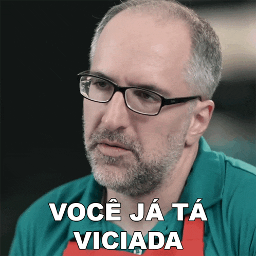 a man with glasses and a beard has the words voce ja ta viciada above his head