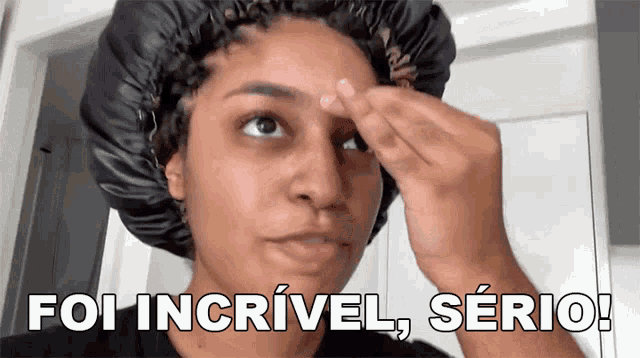 a woman with a bonnet on her head has the words foi incrivel serio on her face