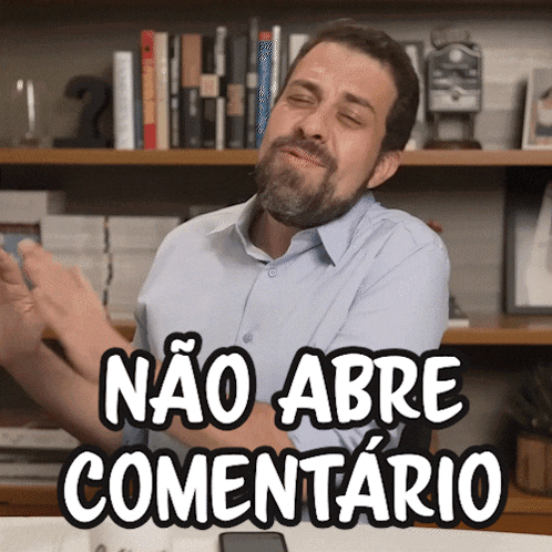 a man sitting in front of a bookshelf with the words nao abre commentario written above him