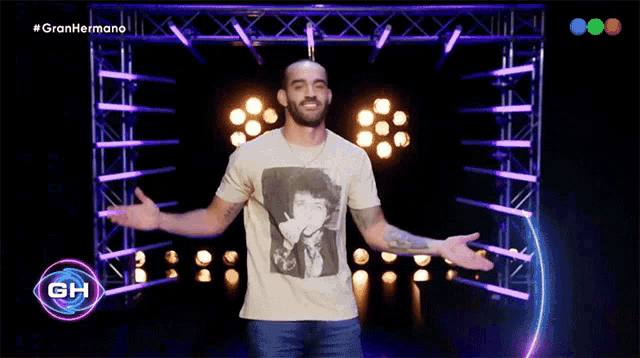 a man giving a thumbs up in front of a screen that says gran hermano