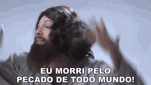 a man with a beard and a wig is saying eu morri pelo pecado de todo mundo