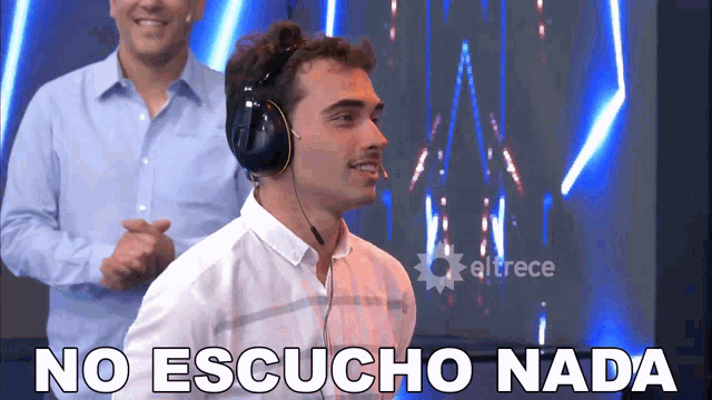 a man wearing headphones with the words no escucho nada written below him