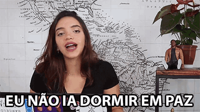 a woman says eu nao ia dormir em paz while standing in front of a map
