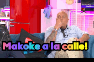 a bald man sits on a blue couch with the words mokoke a la calle