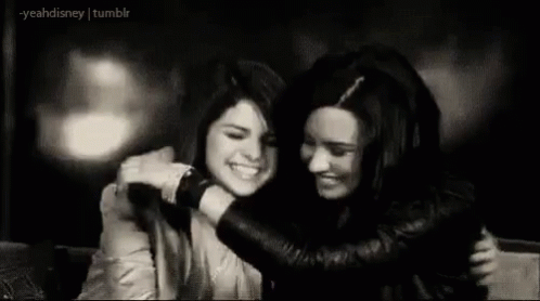Demi Lovato Selena Gomez GIF - Demi Lovato Selena Gomez Hug GIFs