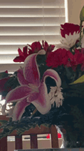 Meli Peeking Flowers Peek GIF - Meli Peeking Flowers Peek Flower Lurk GIFs