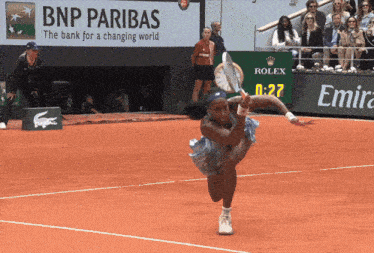 a bnp paribas ad is behind a tennis player on the court