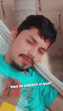 a man laying in a hammock with the words ven te espero o que written on the bottom