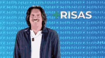 a man is smiling in front of a blue background with the word risas on it