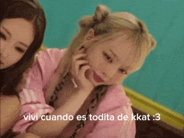 two girls are sitting next to each other with the words vivi cuando es todita de kk at the top