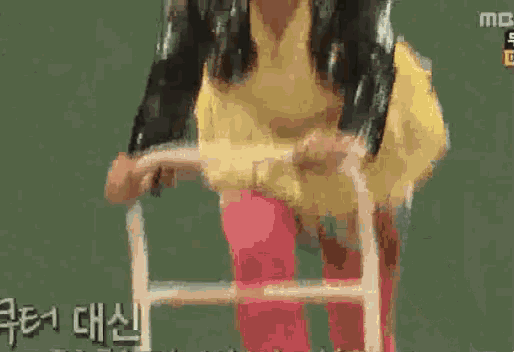 a blurry picture of a person using a walker with korean writing on the bottom