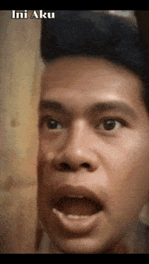 a close up of a man 's face with the caption ini aku