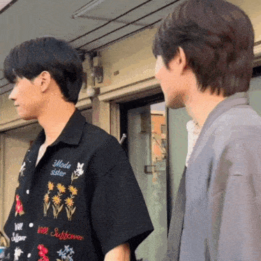 a man wearing a black shirt that says 2mode sister