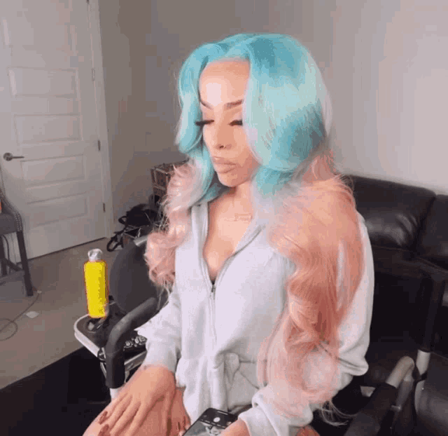 Pretty Lace Wig GIF - Pretty Lace Wig Hand Gesture GIFs